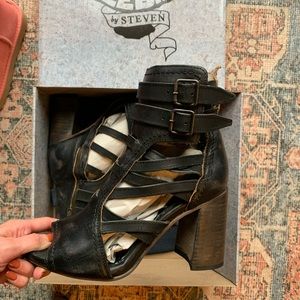 Brand new women’s boots never worn